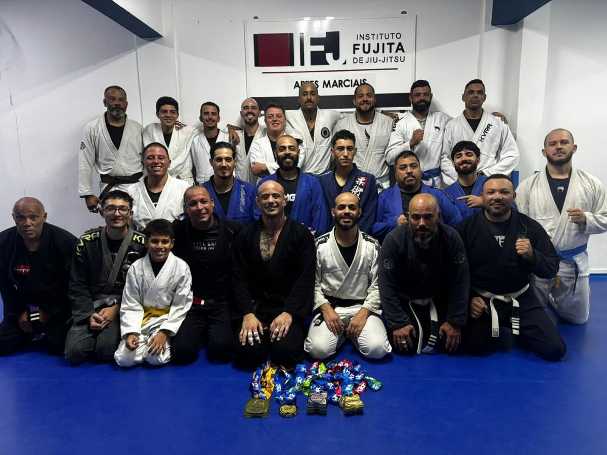 Equipe do Instituto Fujita de Jiu-Jitsu reunida no tatame